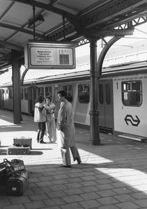 171361 Afbeelding van treinreizigers op het eerste perron van het N.S.-station Nijmegen te Nijmegen, met op spoor 1b ...
